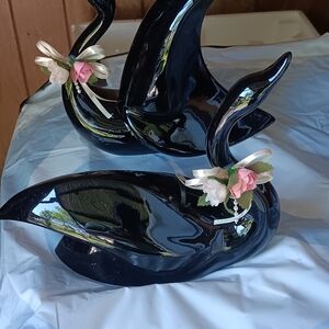 BRAND NEW!!! VINTAGE GORGEOUS 2 PC SET CERAMIC SWANS.